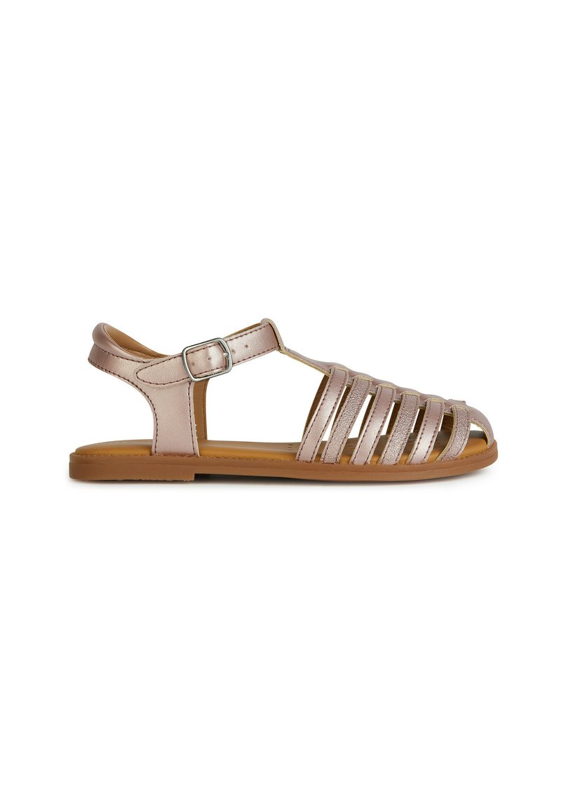 Sandalias metálicas en color rosa dorado con múltiples correas y un diseño de punta abierta. Incluyen hebilla ajustable y suela plana en tono marrón. Textura suave.