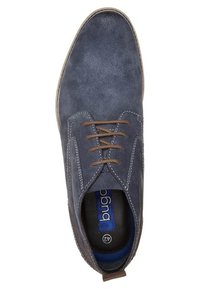 Le scarpe da uomo in camoscio blu scuro presentano un design con lacci, lacci marroni, cuciture bianche e una soletta imbottita con dettaglio del logo.