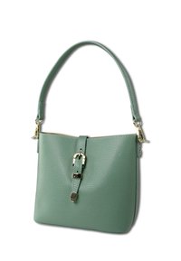 Groene leren handtas met een gestructureerde afwerking. Voorzien van een goudkleurige gesp en een enkele schouderriem. Rechthoekige vorm.