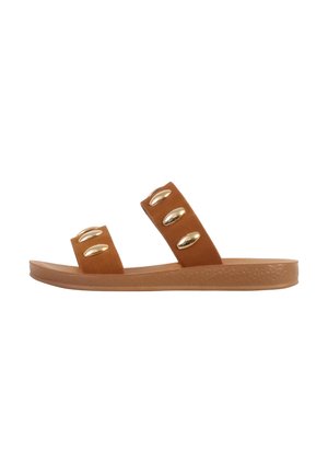 Sandale à glissière marron avec deux larges brides ornées de trois clous ovales dorés chacune et une semelle plate.