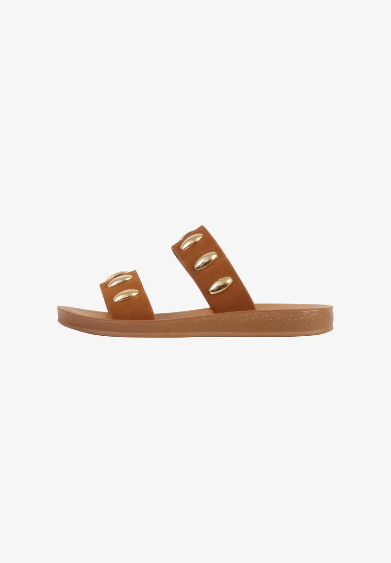 Sandale à glissière marron avec deux larges brides ornées de trois clous ovales dorés chacune et une semelle plate.