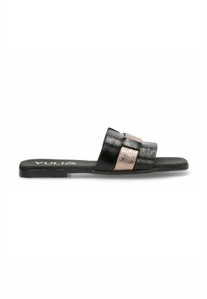 Sandalia deslizante negra con dos correas anchas, una en negro brillante y otra en oro rosa. Suela plana con detalles texturizados. Nombre de la marca: YULIA.