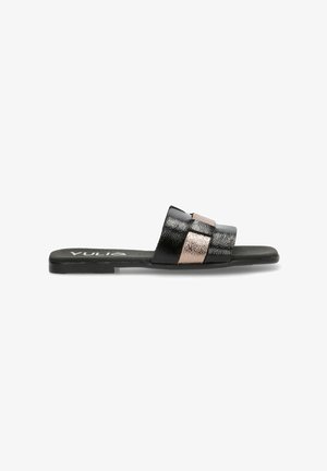 Sandalia deslizante negra con dos correas anchas, una en negro brillante y otra en oro rosa. Suela plana con detalles texturizados. Nombre de la marca: YULIA.