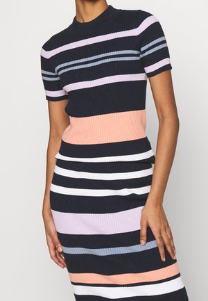Rippstrickkleid mit kurzen Ärmeln, ausgestattet mit horizontalen Streifen in Marineblau, Hellblau, Hellrosa, Weiß und Koralle, mit einer taillierten Silhouette.