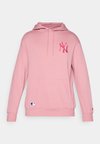 MLB NEW YORK YANKEES LEAGUE ESSENTIALS OVERSIZED HOODIE - Sporto klubų atributika - pink