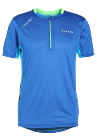 Camiseta atlética azul de manga corta con cuello con cremallera, fabricada en tejido que absorbe la humedad, con acentos verdes y un diseño elegante.