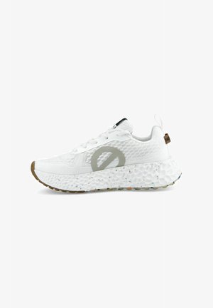 Weiße Sportschuhe mit texturiertem Obermaterial, ausgestattet mit einem großen grauen Logo und einer gesprenkelten Sohle. Beinhaltet eine Schlaufe an der Ferse und flache Schnürsenkel.