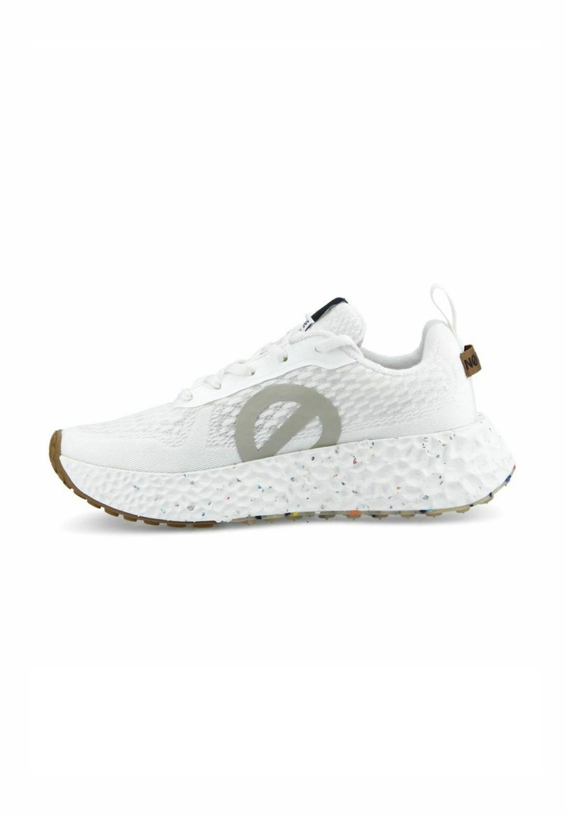 Scarpe sportive bianche con una tomaia texturizzata, caratterizzate da un grande logo grigio e una suola maculata. Include un tallone con anello e lacci piatti.