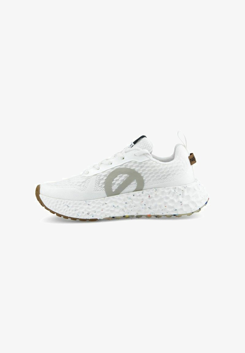 Weiße Sportschuhe mit texturiertem Obermaterial, ausgestattet mit einem großen grauen Logo und einer gesprenkelten Sohle. Beinhaltet eine Schlaufe an der Ferse und flache Schnürsenkel.