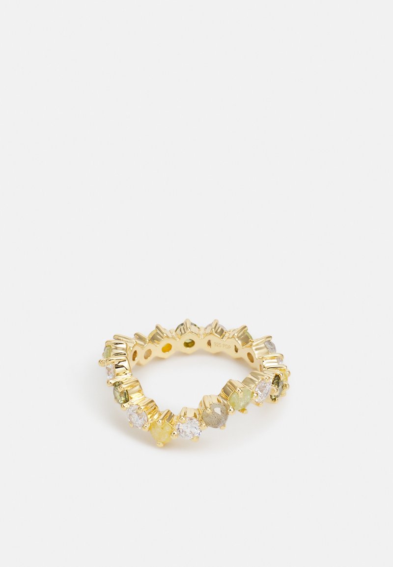 Anello d'oro con fascia testurizzata che presenta gemme chiare e colorate alternate in un design continuo, marchiato con "925 PDP" all'interno.