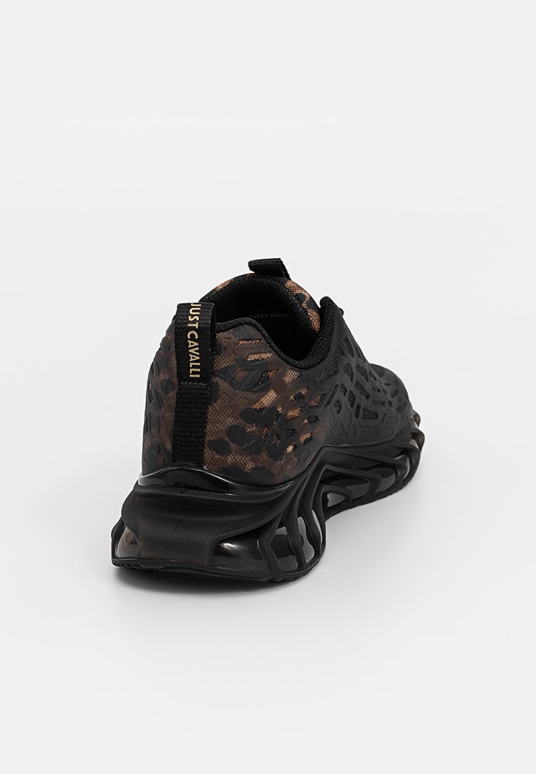 Schwarze und braune Leopardenmuster-Sneaker mit aufwendigem Cut-out-Sohlen-Design und dem "Just Cavalli"-Label an der Zuglasche an der Ferse.