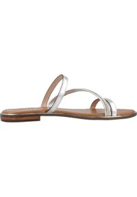 Sandalias planas plateadas con dos correas cruzadas, textura suave y suela marrón baja. Presentan un diseño minimalista y sutiles acentos metálicos.
