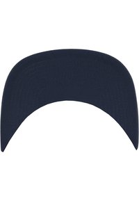 Visiera in tessuto blu marino con forma curva, superficie testurizzata e cuciture dettagliate. Nessun accessorio aggiuntivo o logo presente.