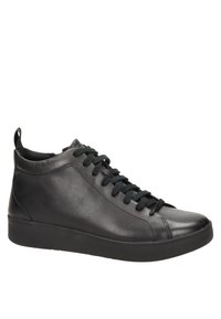 Zapatilla alta de cuero negra con superficie texturizada, cordones planos negros, suela de goma y una pestaña en el talón para facilitar su uso.