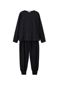 Haut noir manches longues et pantalon de jogging noir assorti avec poignets élastiques et taille à cordon sur fond blanc.