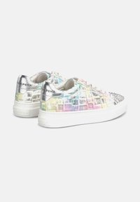 Zapatillas holográficas en tonos pastel con suela de goma, detalles metálicos en plata, cuero estampado y adornos de tachuelas en la puntera.