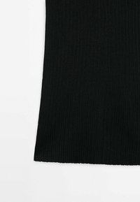 Tissu en maille côtelée noire avec texture verticale, présenté en section rectangulaire plate sur fond blanc.