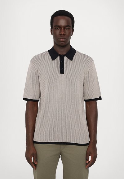 Polo à manches courtes en gris clair avec un motif à côtes texturé et un col marine. Comprend trois boutons et des accents marine contrastants sur les manches.