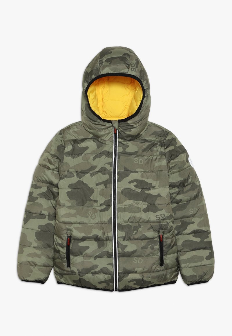 Veste matelassée camouflage vert avec capuche attachée, doublure intérieure jaune, fermeture éclair frontale et poches latérales zippées.