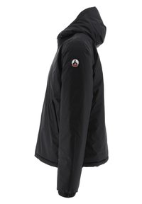 Zwarte geïsoleerde jas met een capuchon, voorzien van elastische manchetten, zijzakken en een rond logo op de linker mouw. Soepele, duurzame stof.