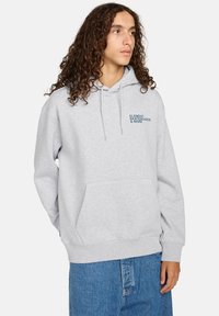 Sudadera de algodón gris con bolsillo delantero, cordón ajustable y logo "ELEMENT SKATEBOARDS & MORE" en azul marino en el lado izquierdo del pecho.