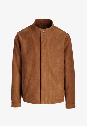 Brązowa zamszowa kurtka z wysokim kołnierzem, zapięcie na zatrzaski z przodu, dwoma bocznymi kieszeniami i gładką teksturą. Prosty krój i minimalistyczny design.