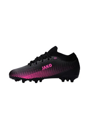 Zwarte en roze JAKO voetbalschoen met veters en gevormde noppen voor harde ondergrond, zijaanzicht op witte achtergrond.