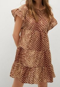 Robe à motifs marron et beige avec de courtes manches volantes, design à plusieurs niveaux et rayures en zigzag. Tissu léger avec une texture douce.