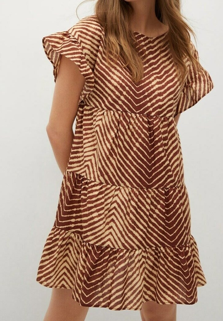 Robe à motifs marron et beige avec de courtes manches volantes, design à plusieurs niveaux et rayures en zigzag. Tissu léger avec une texture douce.