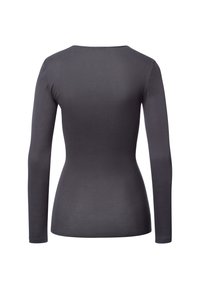 Tmavě šedý top s dlouhými rukávy, který má přiléhavý střih, měkkou texturu a široký výstřih. Žádné viditelné vzory nebo akcenty.