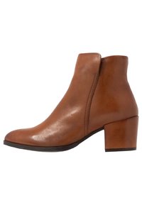 Ruskeat nahkaiset nilkkurit, joissa on sileä pinta, blokki-korko, sivuleikkaus ja pyöristetty varvas.