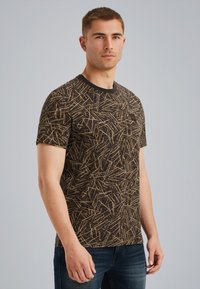 Zwarte T-shirt met tan abstract patroon, korte mouwen, ronde hals en getailleerd ontwerp. Materiaal lijkt zacht met een gladde textuur.
