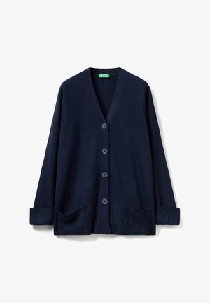 Granatowy sweter zapinany na guziki z dekoltem w serek, pięcioma guzikami, prążkowanymi mankietami i dwiema przednimi kieszeniami. Miękka faktura, luźny krój i prosty design.