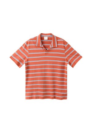 Polo de manga corta en naranja quemado con rayas horizontales blancas, negras y azul claro y cuello clásico, colocado plano sobre fondo blanco.