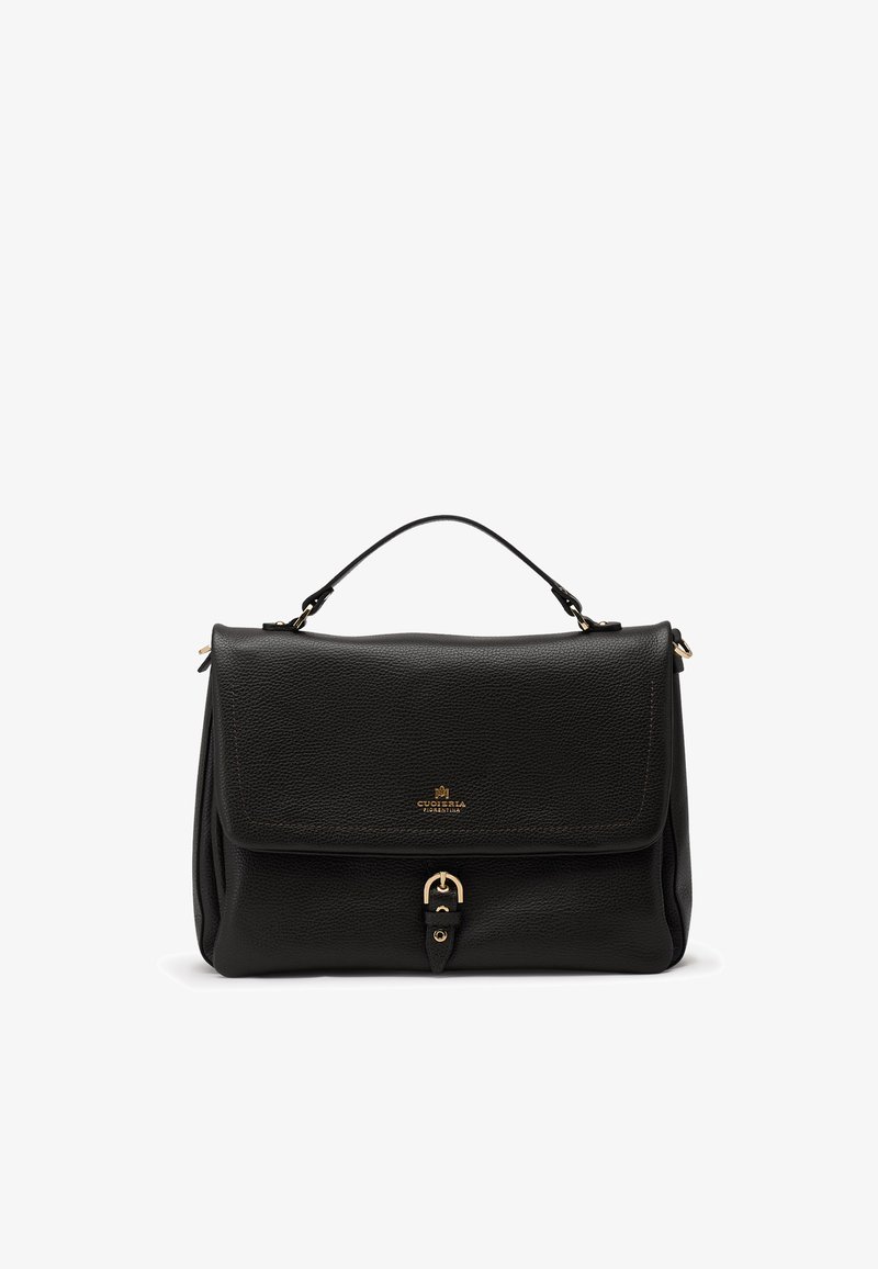 Sac à main en cuir noir texturé avec poignée sur le dessus, rabat frontal et fermeture à boucle dorée, affichant un petit logo de marque doré sur le rabat.