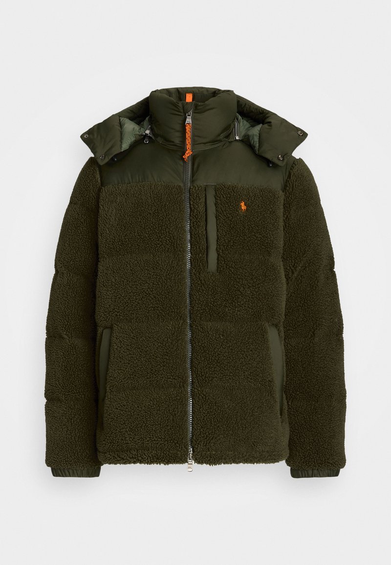 Grøn pufferjakke med en tekstureret shearling-krop, glatte paneler, frontlynlås, hætte og et lille logo på brystet. Lyst orange accenter.