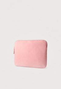 Ροζ λεπτή θήκη φορητού υπολογιστή με υφή και ομαλή επιφάνεια, διαθέτει φερμουάρ κλεισίματος και στρογγυλεμένες γωνίες για κομψό σχεδιασμό.