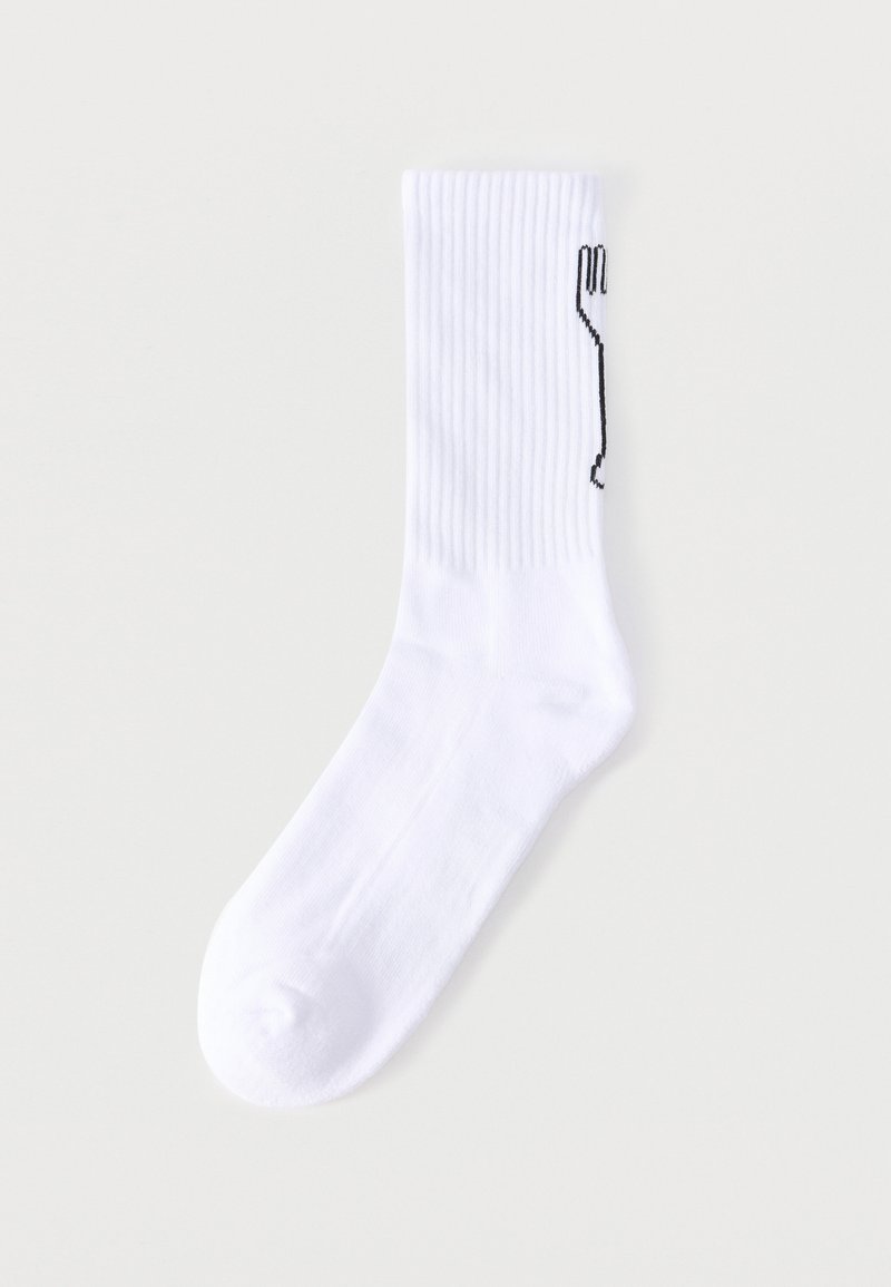 Witte geribbelde sneakersok met zwarte abstracte lijntekening langs de buitenkant, plat gelegd op een lichte achtergrond.