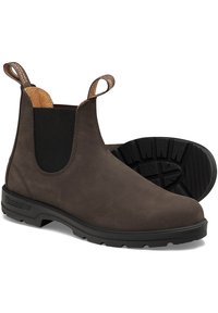 Stivali ankle in pelle marrone con pannelli elastici laterali e linguette, dotati di una suola in gomma nera testurizzata e dettagli di cuciture rinforzate.