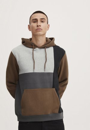 Kapuzensweatshirt mit einem Farbblockdesign in Grau, Braun und Schwarz. Verfügt über eine Fronttasche und eine Kapuze mit Kordelzug und Metallspitzen.