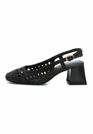 Zapato slingback negro trenzado con punta cuadrada, tacón de bloque de altura media y acentos de cuero. Presenta una hebilla decorativa en la correa.
