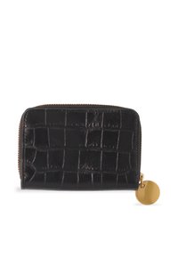 Cartera de imitación de cuero negra con textura grabada de cocodrilo, cierre de cremallera y un acento circular en tono dorado adjunto. Forma rectangular compacta.