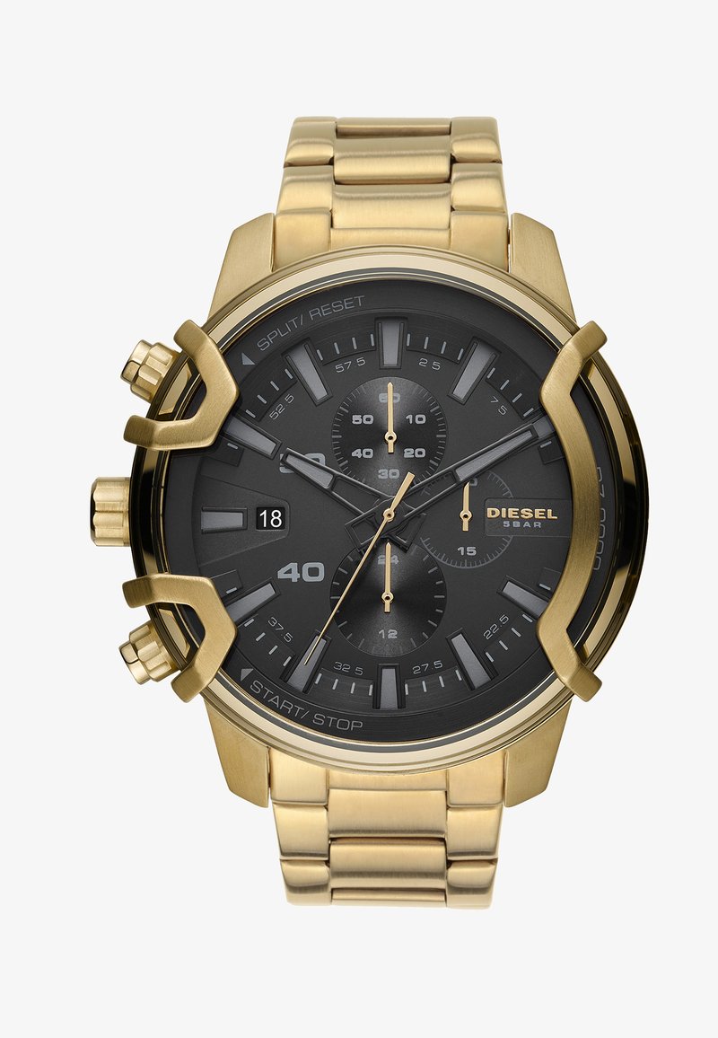 Zlaté kovové náramkové hodinky s čiernym ciferníkom, tromi chronografmi, okienkom na dátum a tlačidlami na ľavej strane.