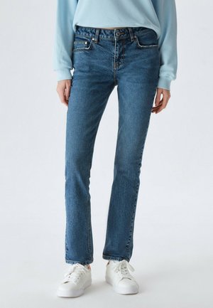 Vaqueros de mezclilla azul con un diseño de pierna recta, que cuentan con cinco bolsillos, un cierre frontal con botón y una ligera textura de desgaste. Apto para uso casual.