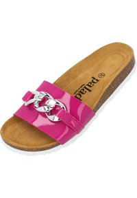 Infradito rosa lucido con un accento in catena intrecciata argento, plantare testurizzato marrone e suola leggera bianca.