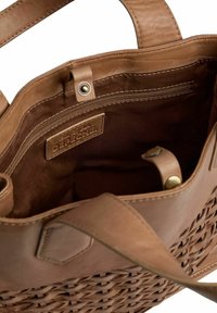 Borsa a mano in pelle marrone con design intrecciato, dotata di un interno liscio, tasca con zip e patch con logo. Le maniglie sono robuste per il trasporto.