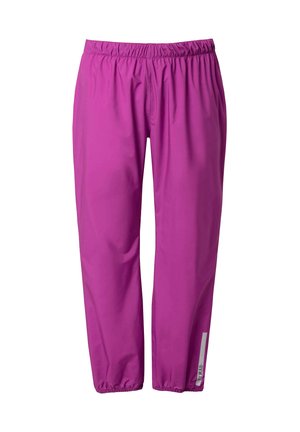Pantalones impermeables fucsia con cintura elástica, piernas ceñidas y detalles reflectantes en el bajo. Material liso y ligero.