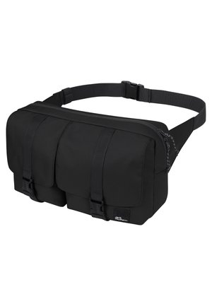 Schwarze Stoff-Hüfttasche mit zwei Fronttaschen, sicheren Schnallen und verstellbarem Riemen. Sie verfügt über ein schlankes, rechteckiges Design und eine strukturierte Oberfläche.