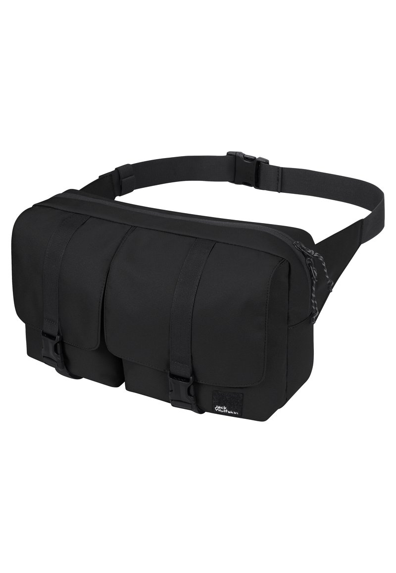 Schwarze Stoff-Hüfttasche mit zwei Fronttaschen, sicheren Schnallen und verstellbarem Riemen. Sie verfügt über ein schlankes, rechteckiges Design und eine strukturierte Oberfläche.