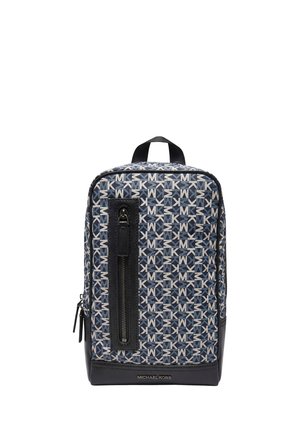 Rucksack mit blau-weißem MK-Logo-Muster, schwarze vertikale Reißverschlusstasche vorne, schwarzer Boden und oberer Griff.